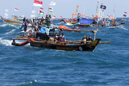 Tradisi yang rutin digelar setiap tahun oleh para nelayan Pantai Selatan ini merupakan wujud rasa syukur kepada Tuhan Yang Maha Esa atas keselamatan saat melaut serta limpahan rezeki yang diperoleh dari hasil laut.