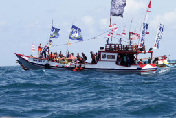 Selain menjadi ungkapan syukur, tradisi tersebut juga menjadi sarana mempererat kebersamaan masyarakat pesisir sekaligus melestarikan warisan budaya yang telah diwariskan secara turun-temurun.
