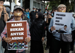 Sejumlah organisasi jurnalis bersama lembaga pers mahasiswa menggelar aksi damai sebagai bentuk penolakan terhadap pelabelan "londo ireng"