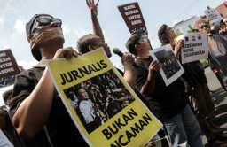 Aksi yang diinisiasi AJI Solo, PWI Solo, PFI Solo, serta sejumlah LPM ini merupakan respons atas pernyataan Presiden Prabowo Subianto dalam pidato peringatan Hari Lahir ke-28 PKB pada 23 Juli 2026.