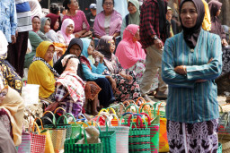 Sejumlah warga mengikuti Tradisi Sadranan di Sendang Logantung, Semin, Gunungkidul, D I Yogyakarta, 29 Juli 2026.  Berita Foto/Patrik Cahyo Lumintu