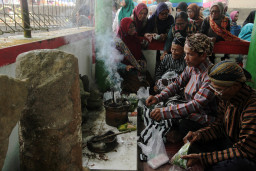 Sejumlah tokoh adat berdoa saat tradisi sadranan di Sendang Logantung, Semin, Gunungkidul, D I Yogyakarta, 29 Juli 2026.  Berita Foto/Patrik Cahyo Lumintu