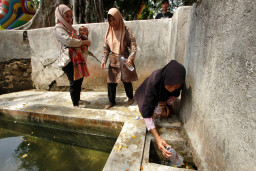 Sejumlah warga mengambil air saat Tradisi Sadranan di Sendang Logantung, Semin, Gunungkidul, D I Yogyakarta, 29 Juli 2026.  Berita Foto/Patrik Cahyo Lumintu