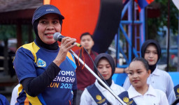 Rektor Universitas Dr. Soetomo, Prof. Dr. Siti Marwiyah, S.H., M.H., melepas langsung para pelari. Menurutnya, peringatan Dies Natalis tidak hanya menjadi momentum internal kampus, tetapi juga harus memberi manfaat bagi masyarakat luas.