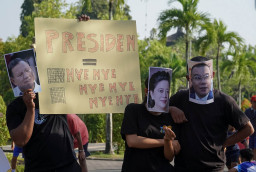 Topeng berwajah Prabowo Subianto, Puan Maharani, dan Sufmi Dasco Ahmad dihadirkan sebagai simbol kritik atas persekongkolan eksekutif dan legislatif yang dinilai makin tumpul mengawasi kekuasaan.