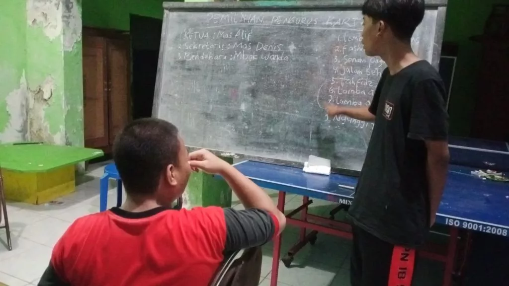 Suasana penyusunan pengurus dan kegiatan Karang Taruna RT 3 Lebak Rejo.