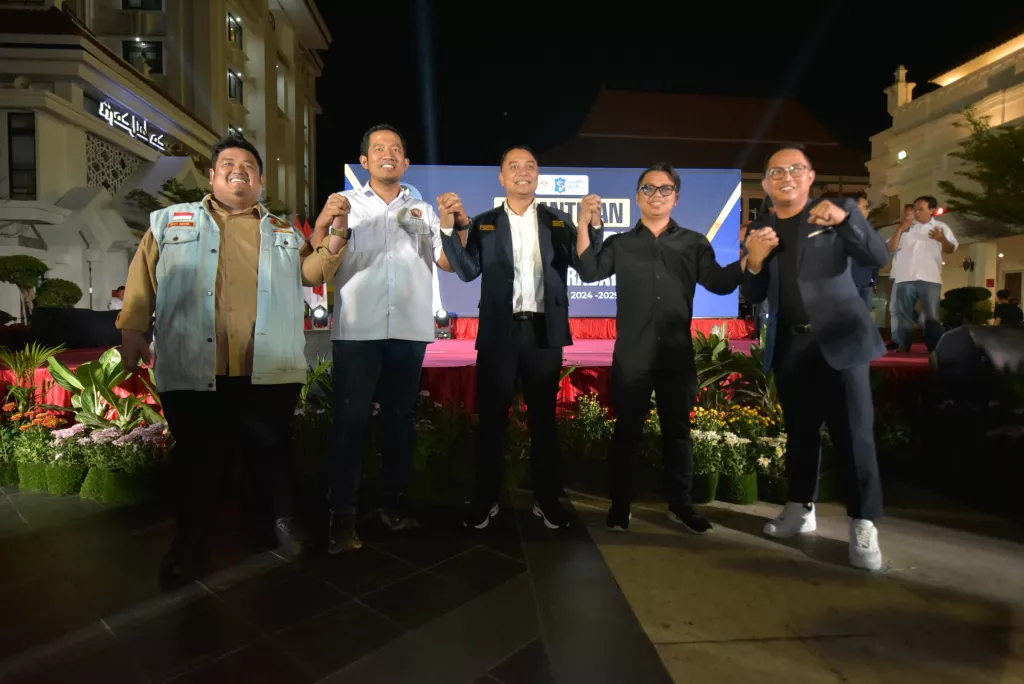 Wali Kota Surabaya Eri Cahyadi bersama Karang Taruna Surabaya (Istimewa)