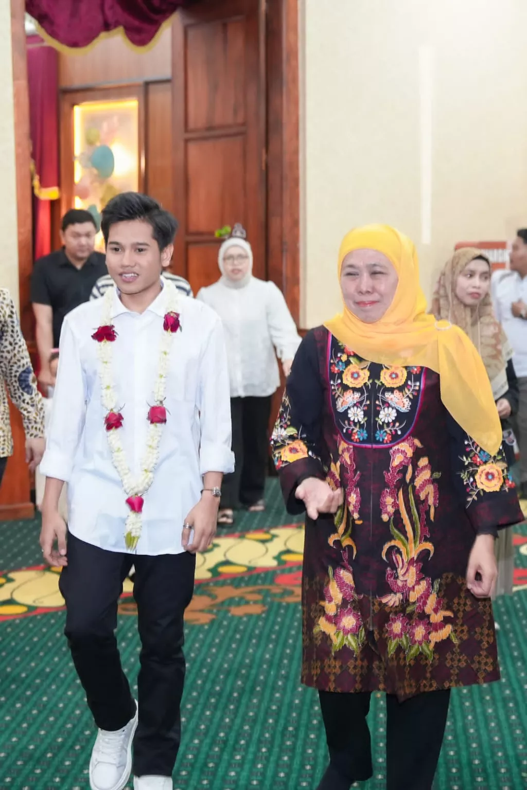 Gubernur Jatim, Khofifah saat menyambut Valen Akbar. (Istimewa)