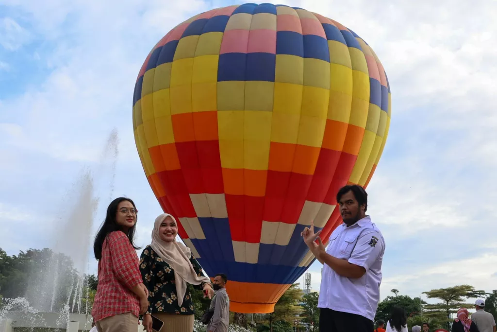 Balon Udara di halaman Balai Kota Surabaya