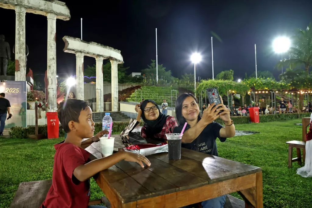 Suasana malam Ramadan di Tugu Pahlawan Surabaya