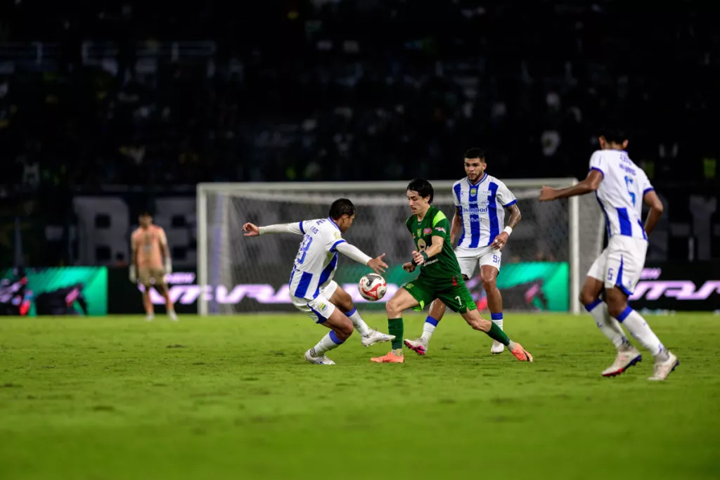 Persebaya Tahan Imbang Sang Pemuncak Klasemen Persib Bandung