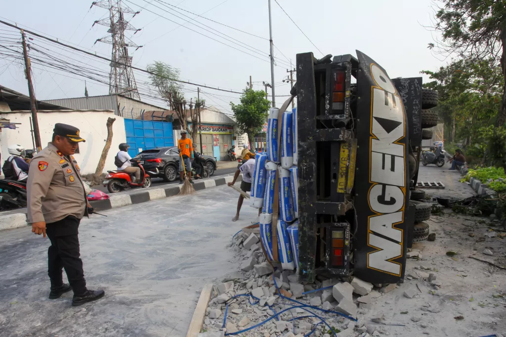 Truk Muatan Hebel Terguling di Jl. Kedung Cowek Surabaya, Sebabkan Kemacetan Menuju Jembatan Suramadu