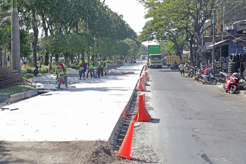 Ilustrasi Pemasangan Beton di Jalan Tanjungsari