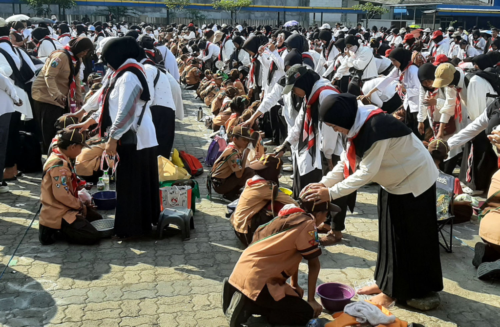 Aksi Basuh Kaki Orang Tua Jadi Momentum Pendidikan Karakter