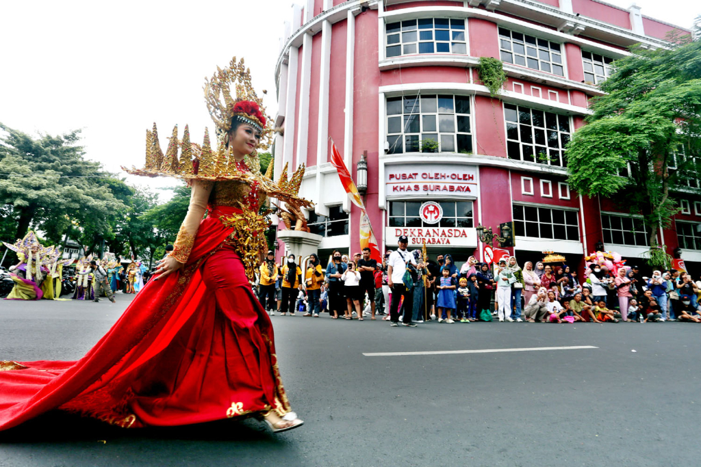 Warna-warni Parade Surabaya Fashion Festival 2026