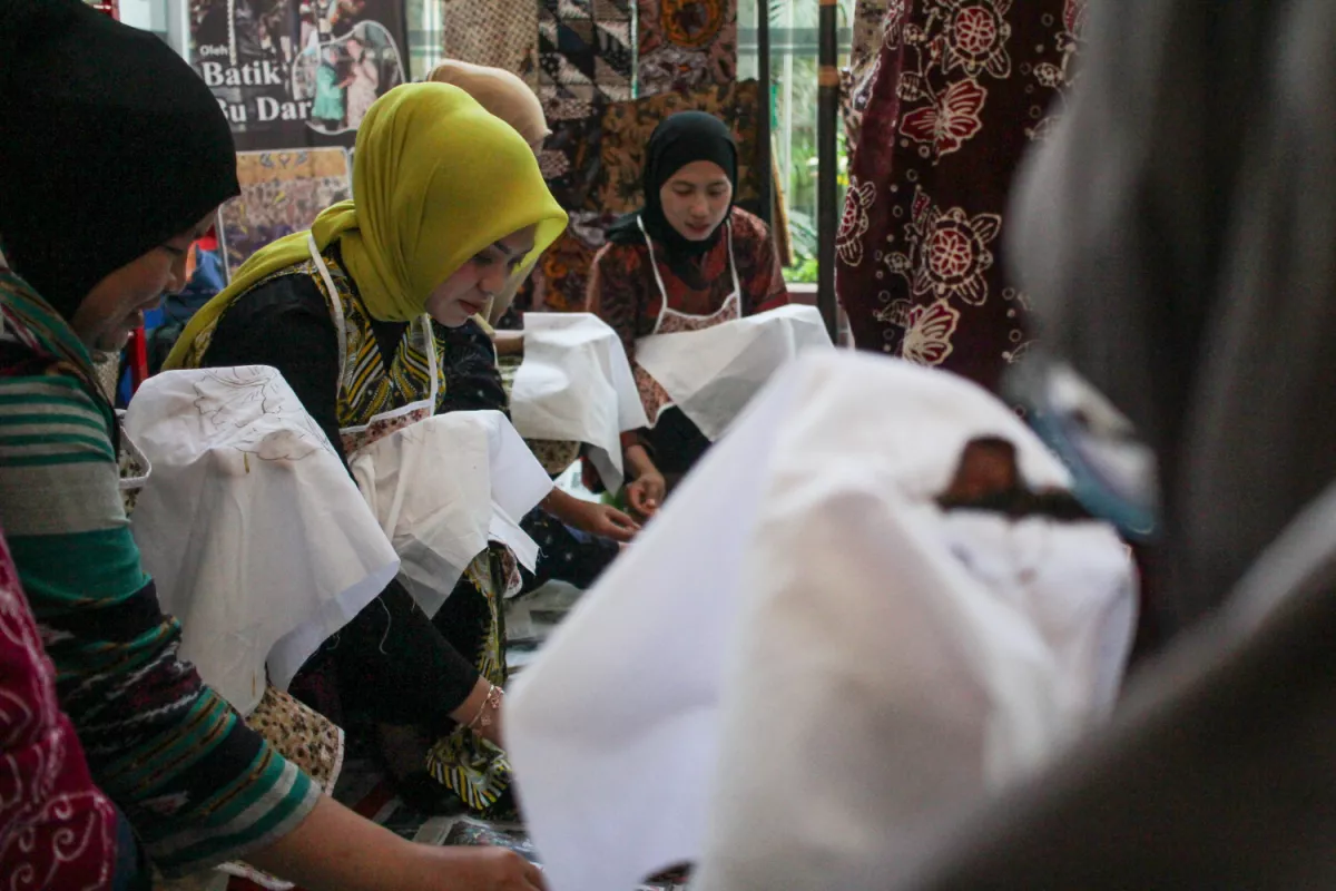 Menyapa Hari Batik Nasional, KAI Daop 8 Ajak Penumpang di Stasiun Surabaya Gubeng Belajar Membatik