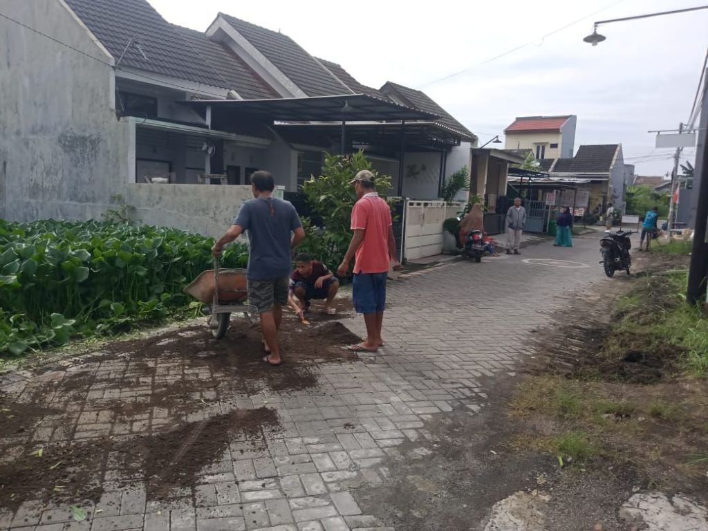 Kerja Bakti Warga masyarakat Tambak Medokan Ayu gang 3 A Kelurahan Medokan Ayu Surabaya termasuk yang selalu berusaha untuk kompak bersatu kerja bakti.
